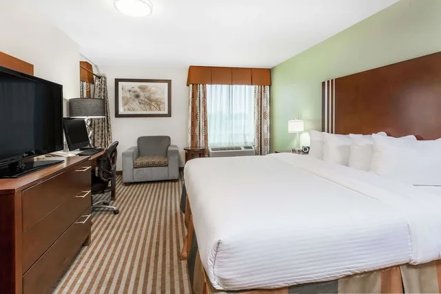 Efficiency, King Bed, Queen Bed، Ramada by Wyndham Carlyle 4/12