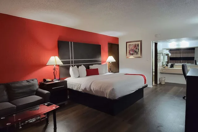 Room, King Bed, Pool Access، Ramada by Wyndham Mountain Home 7/10