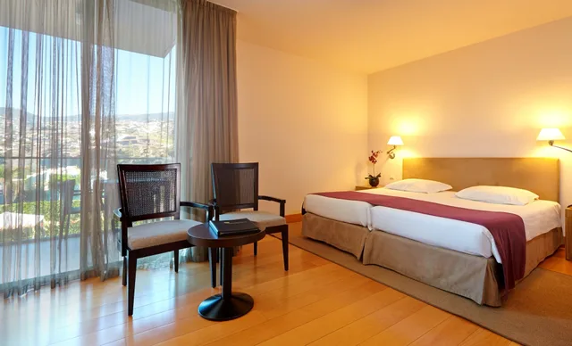 غرفة بسريرين منفصلين بإطلالة جزئية على البحر، Hotel Golden Residence Madeira 1/5