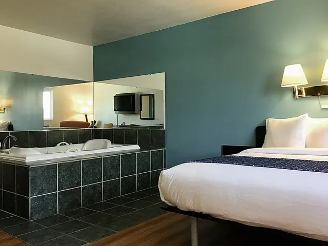 Efficiency, Queen Bed، Travelodge Inn & Suites by Wyndham Missoula University Park 2/4