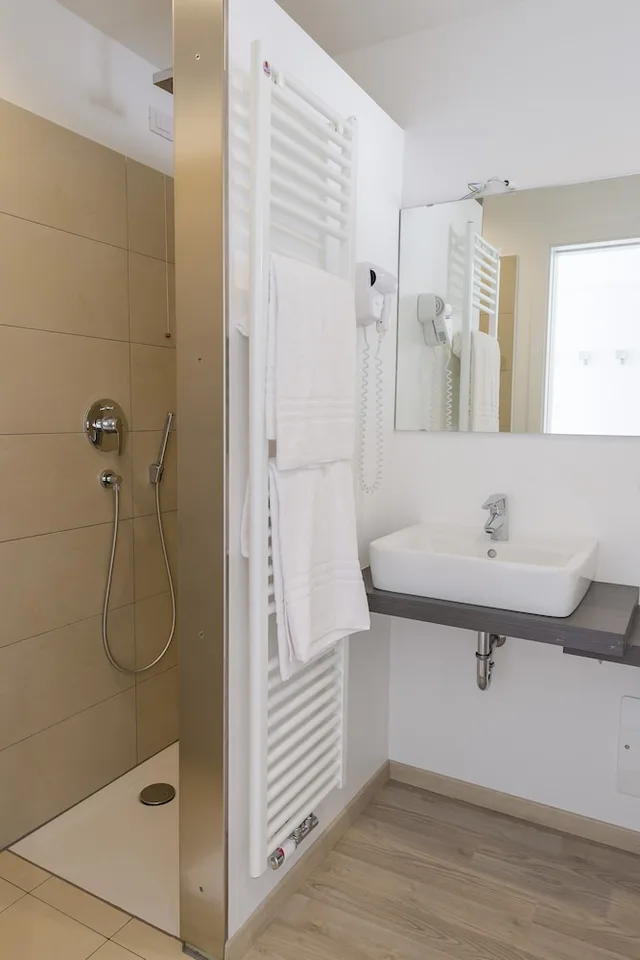 غرفة عصرية ثلاثية بسرير مزدوج وسرير فردي، Villa Katy 5/5