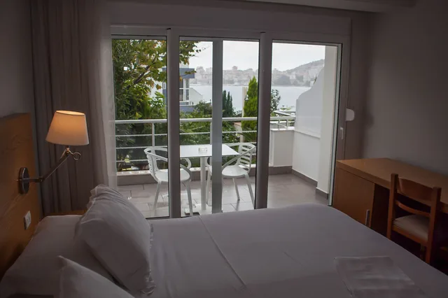 غرفة بسرير كوين بإطلالة على البحر بشرفة، Agimi And S Hotel 7/10