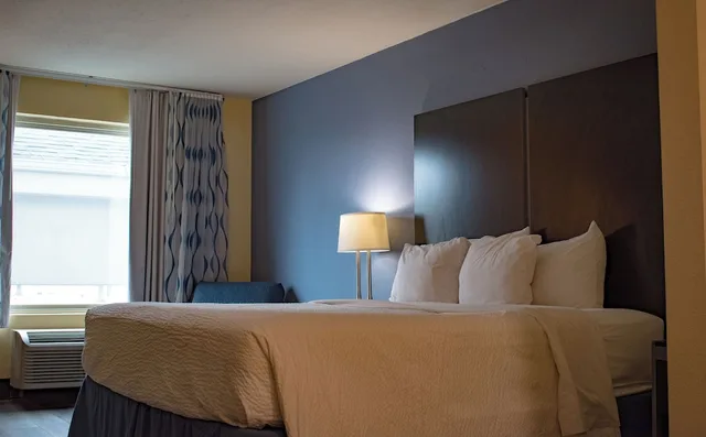 غرفة بسرير كينج، Days Inn & Suites by Wyndham Pocahontas 2/7