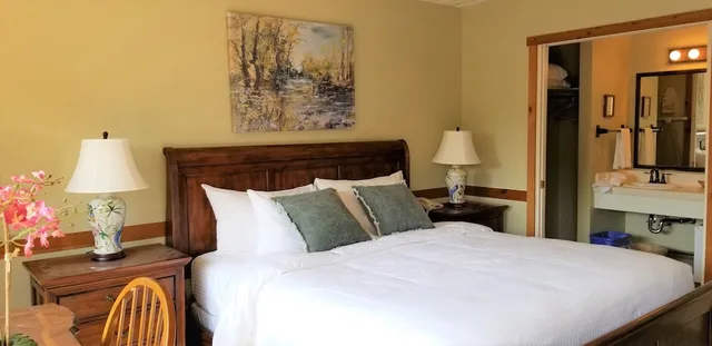 غرفة قياسية بسرير كينج، Carmel Valley Lodge And Resort 3/3