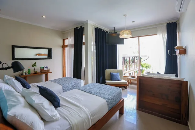 غرفة ثلاثية بثلاثة أسرّة بإطلالة على البحر، Pesona Beach Resort Spa 5/10