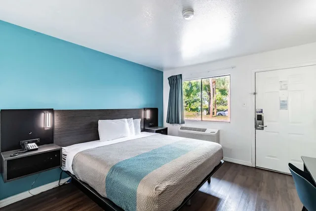 Deluxe, King Bed, Motel6 Tampa, FL 5/6