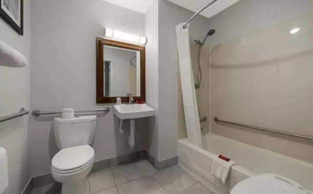 غرفة بسريرين مزدوجين، Quality Inn West Lafayette - University Area 2/2