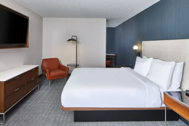جناح بسرير كينج مع أريكة لذوي الإعاقة، Courtyard Detroit Downtown Hotel 2/6