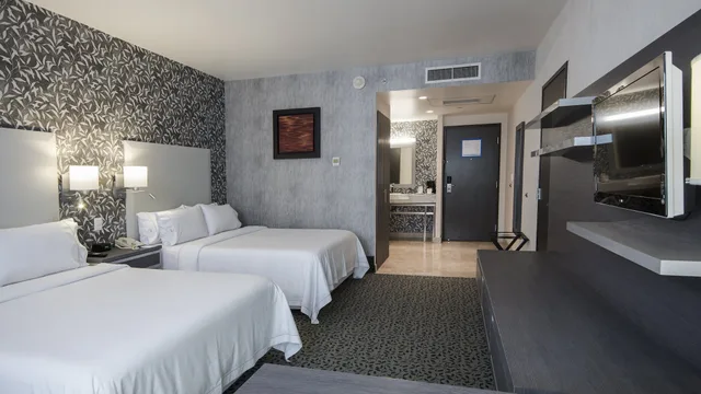 غرفة قياسية بسريرين كوين بإطلالة على الحديقة، Holiday Inn Express & Suites Queretaro, an IHG Hotel 4/6