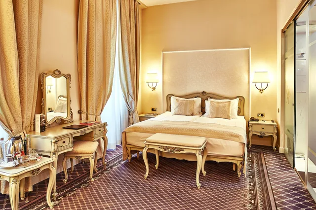 غرفة ديلوكس بسرير كينج، Grand Hotel Continental 1/6