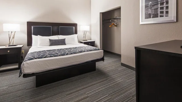 جناح بسرير كينج بمطبخ صغير، Best Western Plus Wilkes Barre-Scranton Airport Hotel 1/9