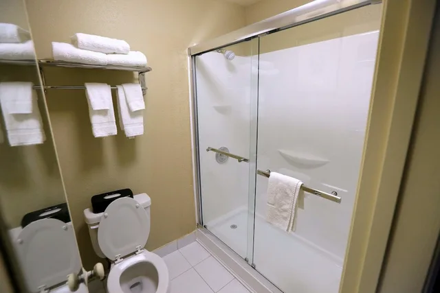 غرفة بسريرين كوين، Country Inn & Suites by Radisson, Charlotte I-85 Airport, NC 3/3