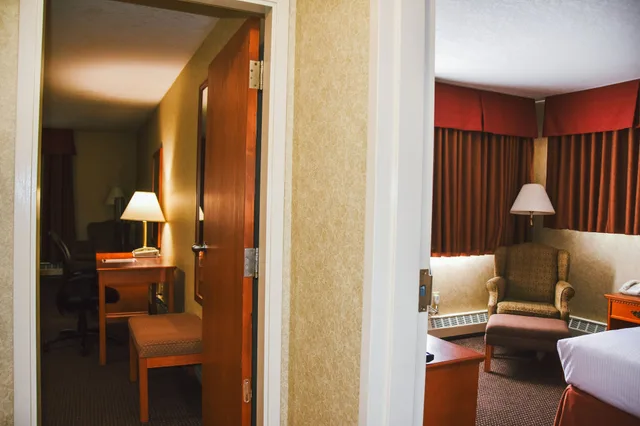 غرفة عائلية بسريرين كوين بمطبخ صغير، Stony Plain Inn & Suites 5/5