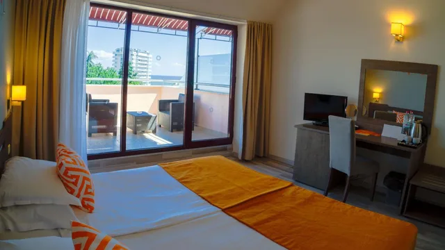 غرفة بسرير مزدوج أو سريرين منفصلين بإطلالة على البحر بشرفة، Park Hotel Odessos 2/10