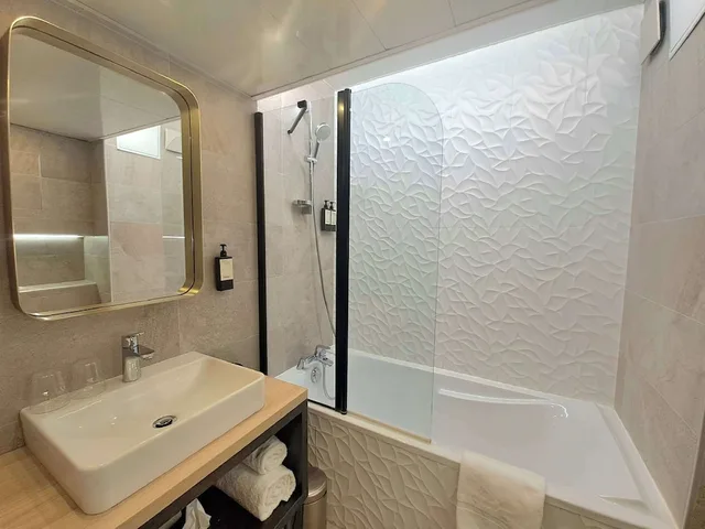 غرفة ديلوكس بسرير كينج وسرير فردي، Best Western Plus Opera Batignolles 9/10