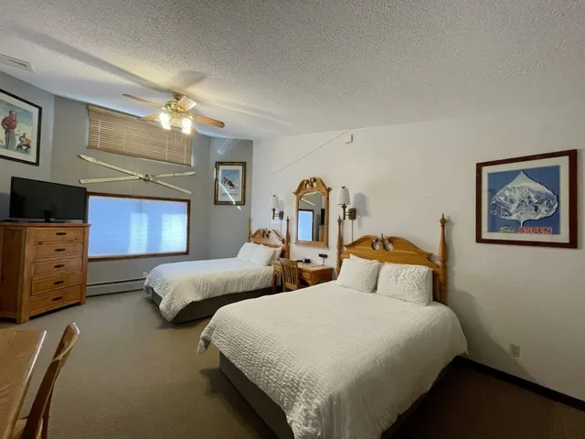 Room, 1 Single and 2 Queen Beds, Top Floor، Tyrolean Lodge 4/9