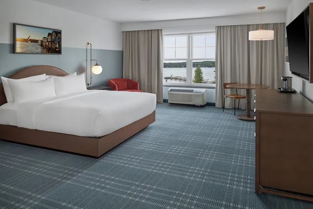 Room, King Bed, Lake Side, Bathtub، Hotel Canandaigua, Tapestry Collection by Hilton 2/9