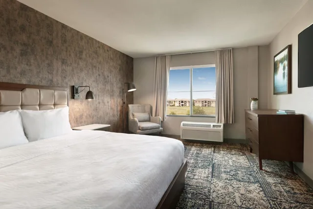 جناح ركني بسرير كينج مع أريكة، Four Points by Sheraton Sacramento International Airport 1/4