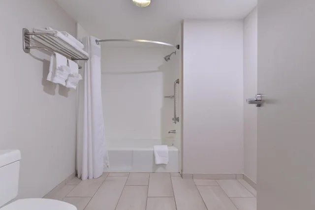 جناح بسريرين كوين مع أريكة بمنطقة جلوس، Holiday Inn Express Blowing Rock South 8/8