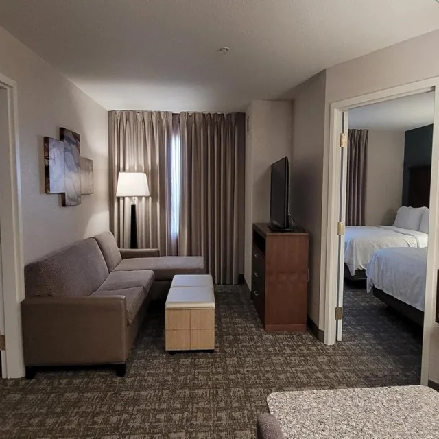 جناح عائلي مع أريكة، Staybridge Suites Hotel Calgary Airport 7/9