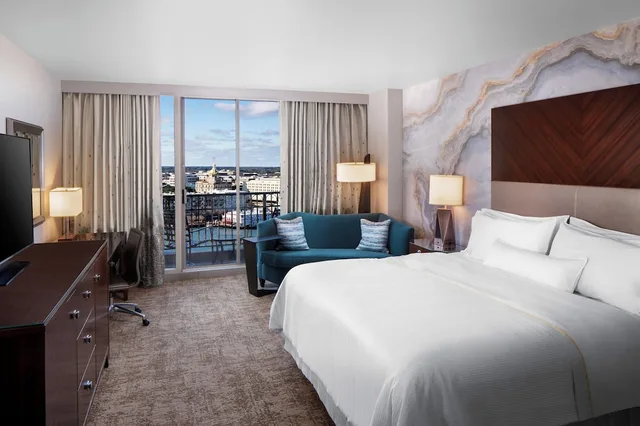 غرفة بسرير كينج بشرفة، Westin Savannah Harbor Golf Resort Spa 1/2