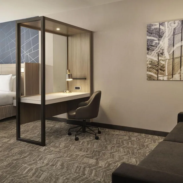 جناح بسرير كينج مع سرير سحّاب إضافي مع أريكة بحوض استحمام لذوي الإعاقة، SpringHill Suites by Marriott Las Vegas Airport 8/9