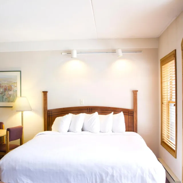 Room, 2 Queen Beds, The Vintage Hotel 1/7