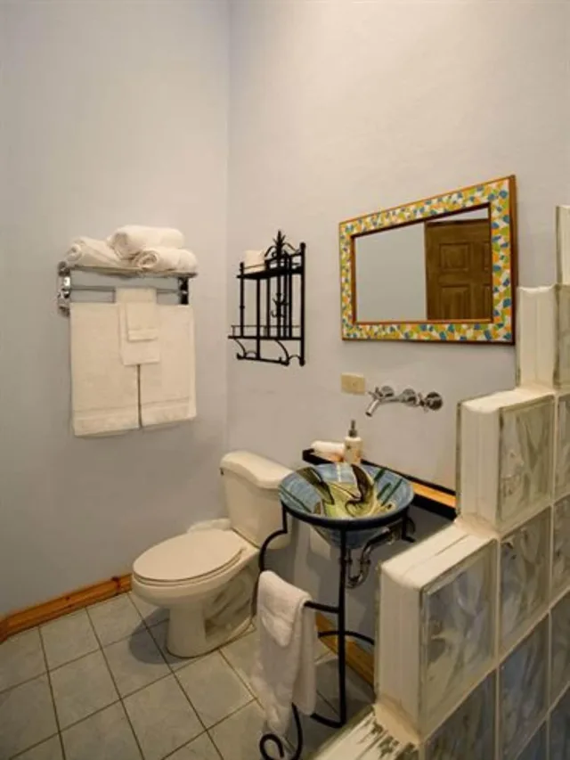 غرفة عائلية، Out of Bounds Hotel 6/7