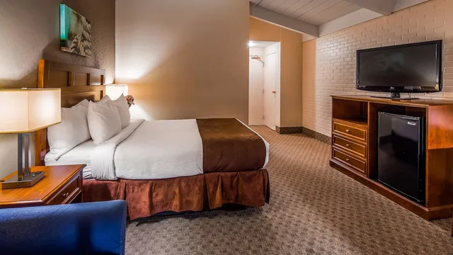 غرفة قياسية بسرير كوين مع أريكة، Best Western Adams Inn Quincy-Boston 2/3