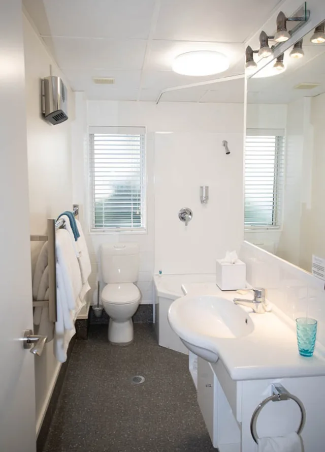 2 Bedrooms, Suite, Twin Beds, 2 King Beds, Radfords On the Lake 7/10