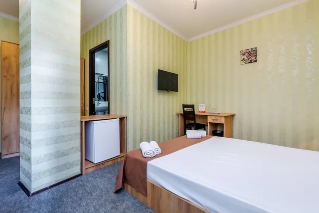 Standard, Triple, 1 Queen and 1 Single Bed, Courtyard View, Balcony, HOTEL MARLYN 3/5