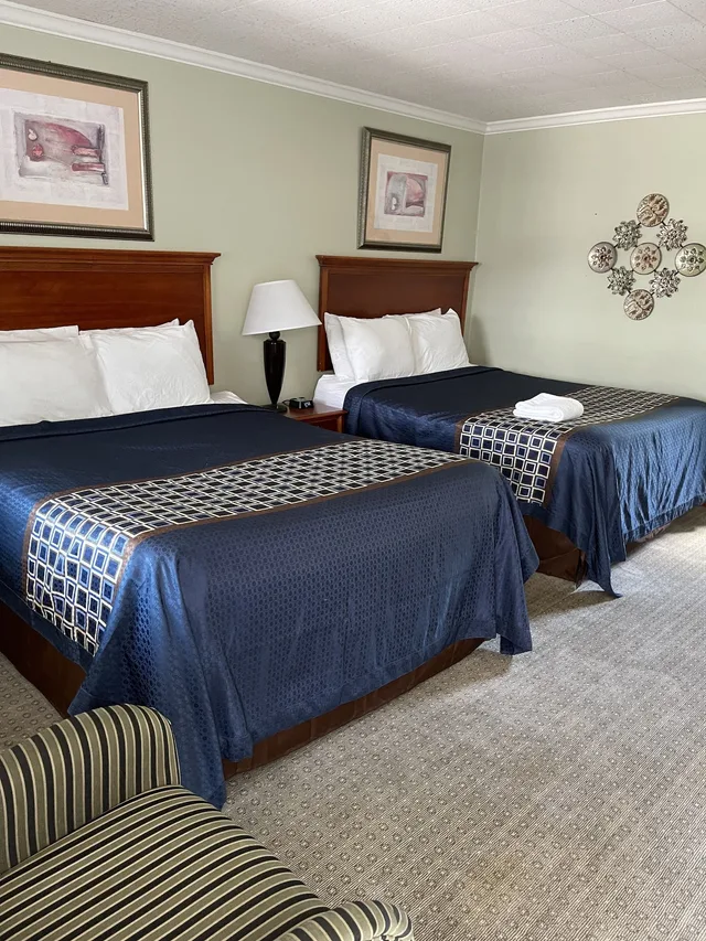 غرفة قياسية بسريرين كوين، The Colonial Mote 1/4