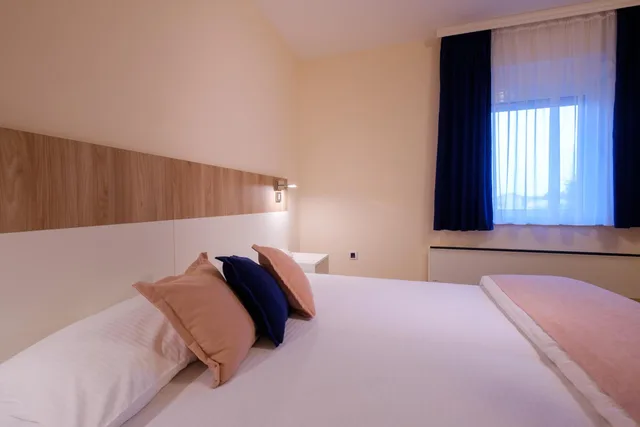غرفة بسرير مزدوج أو سريرين منفصلين، Airport Garni Hotel Belgrade 5/10