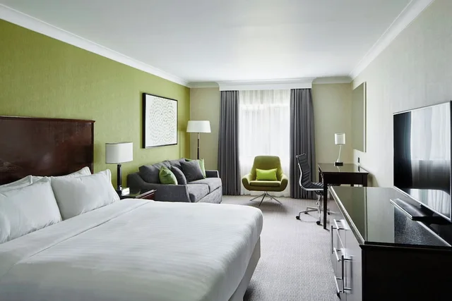 Deluxe, King Bed, Sofa, Delta Hotels by Marriott Manchester Airport 2/8