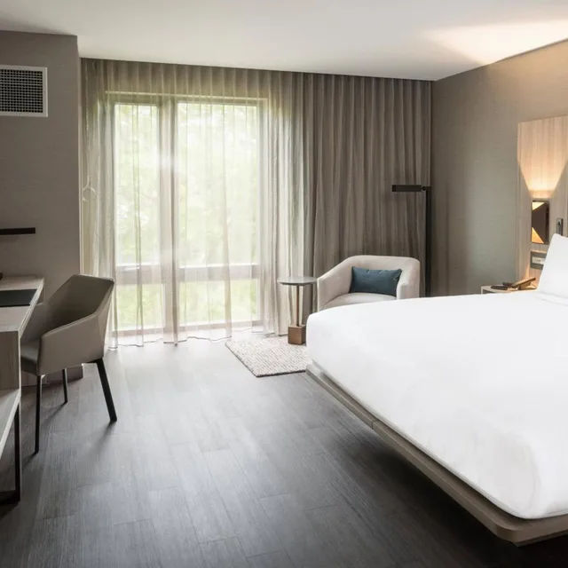 غرفة بسرير كينج بحوض استحمام لذوي الإعاقة، AC Hotel by Marriott Boston Cleveland Circle 2/3