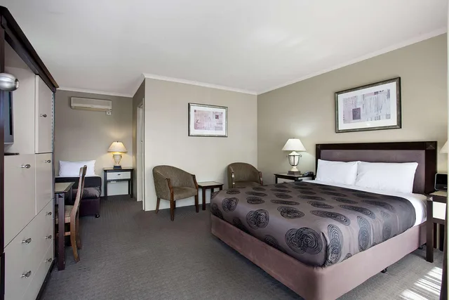 Room, 1 Queen and 1 Single Bed, Comfort Inn On Raglan 1/2