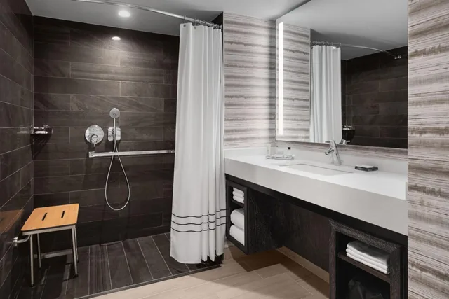 غرفة بسرير كينج أو سرير مزدوج، Bridgewater Marriott 3/5