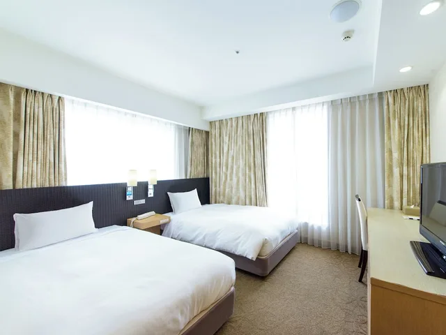 غرفة قياسية بسريرين منفصلين للمدخنين، Nishitetsu Resort Inn Naha 3/10