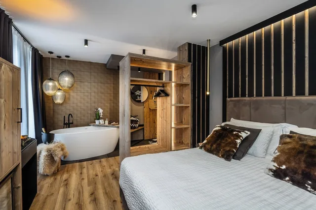 غرفة فاخرة ثلاثية بسرير مزدوج بشرفة بغرفة نوم واحدة مع أريكة، Hotel Folgarida 1/5