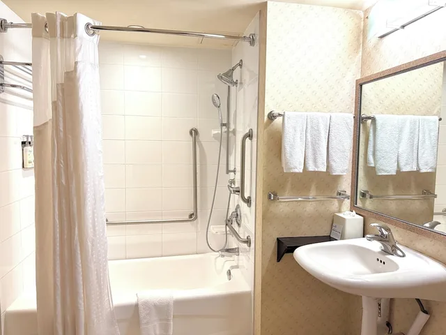 غرفة قياسية بسريرين كوين لذوي الإعاقة، Holiday Inn Express Suites Riverport 3/5