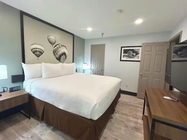 شقة بسرير كينج مع أريكة بمطبخ، SureStay Plus by Best Western Cannon A.F.B. 1/4