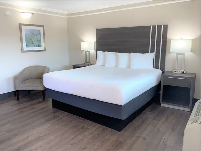 غرفة قياسية بسرير كينج، Summerfield Inn Fresno Yosemite 1/1