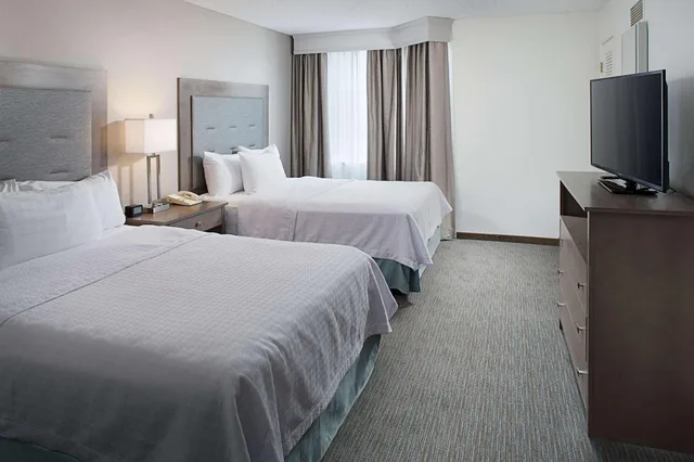 جناح بسريرين كوين بحوض استحمام لذوي الإعاقة، Homewood Suites By Hilton Albuquerque 2/3