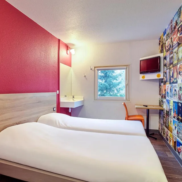 Car, Side Shared Bathroom, Hotelf1 Paris Porte De Montreui 2/5