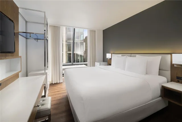 غرفة كبيرة بسرير كينج، Best Western Premier Empire State Hotel 1/3