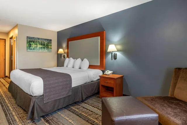 غرفة بسرير كينج بحوض جاكوزي، Best Western Newberg Inn 3/10