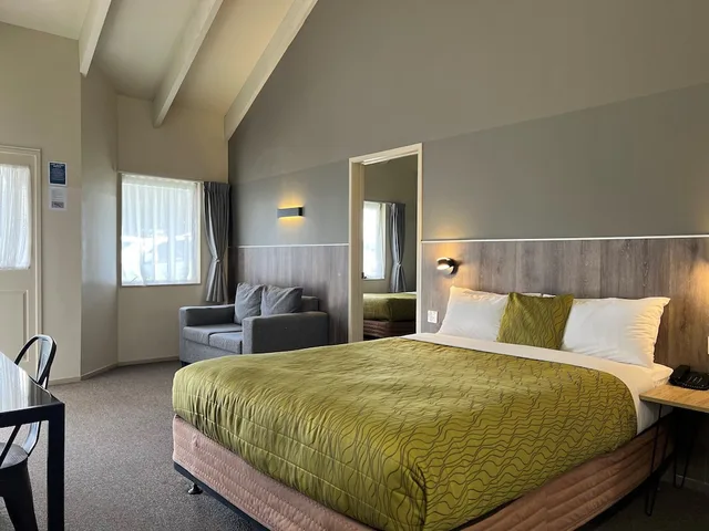 Spa, Family, 2 Queen Beds, Airport Manor Inn 3/10