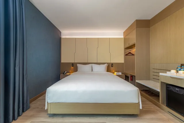 استوديو بسرير كينج بشرفة بإطلالة جزئية على البحر، Awaken Danang Hotel 2/4