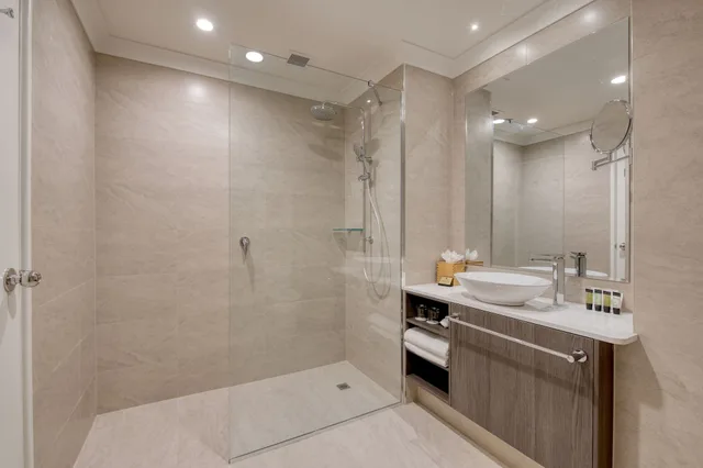 Deluxe King Room, Duxton Hotel 4/4