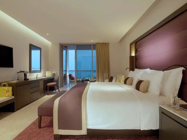 غرفة ديلوكس بسرير كينج بشرفة بغرفة نوم واحدة، Kempinski Hotel Muscat 3/8